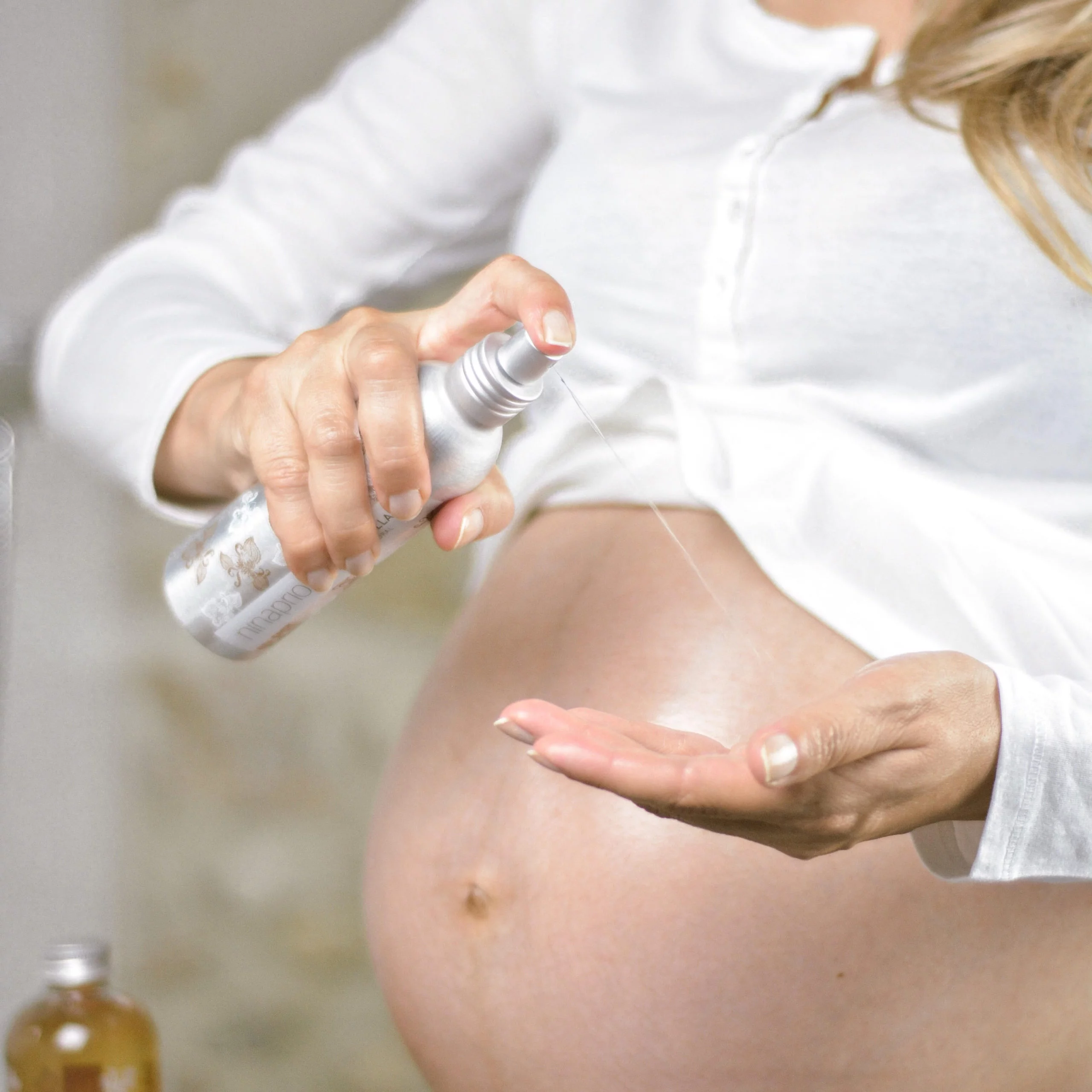 Embarazada aplicando aceite avellana, producto sin químicos