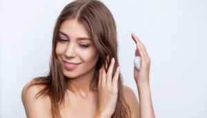 mujer cuidando su cabello